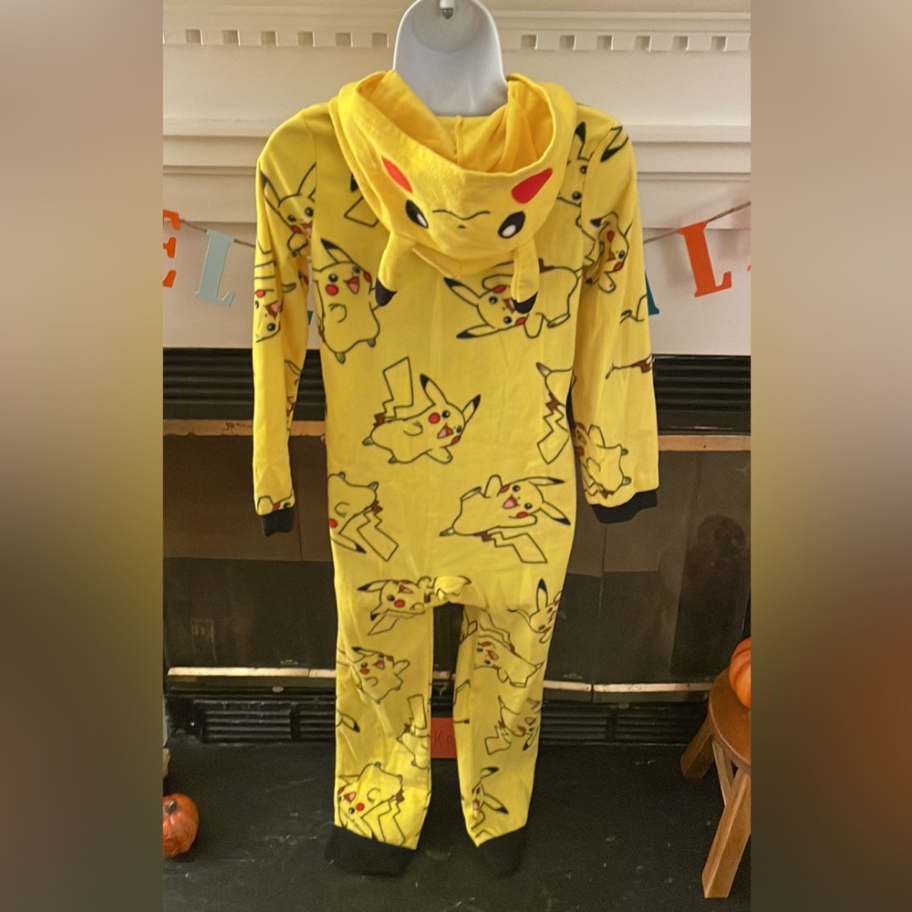 POKÉMON PIKACHU PAJAMAS/ONESIE SIZE LARGE 12/14 WOMEN/KIDS? - Picture 2 of 4